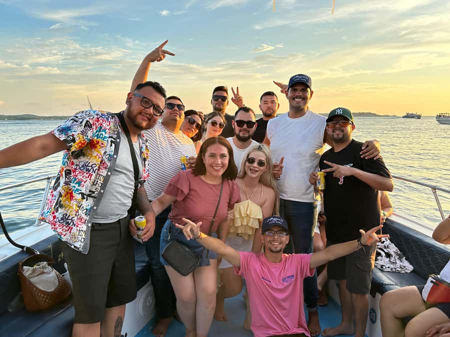2-hour tour in Cartagena Sunset View in party boat - Meeting at Muelle de los Pegasos