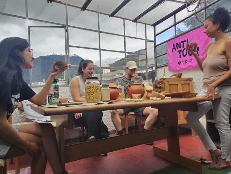 Anti tour Medellin - Junín Street and La Playa Avenue