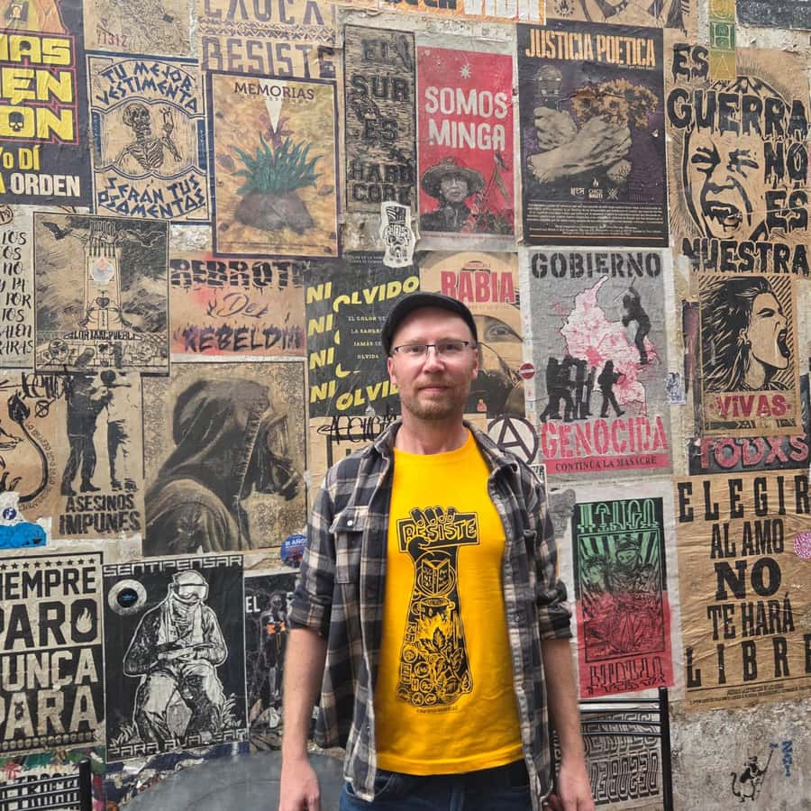 Anti tour Medellin - Starting at the Monumento a la Raza and La Alpujarra