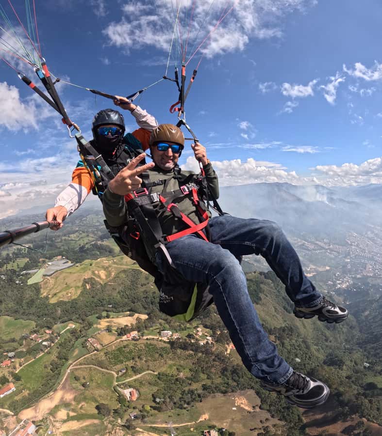 Bello: Paragliding in Medellín - Safety, Equipment, and the Pilot