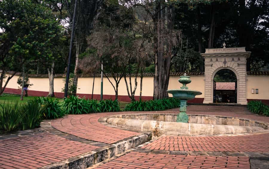 Bogotá: City Tour with Monserrate Hill, transfers and guide - Capitolio Nacional and the buildings around the square