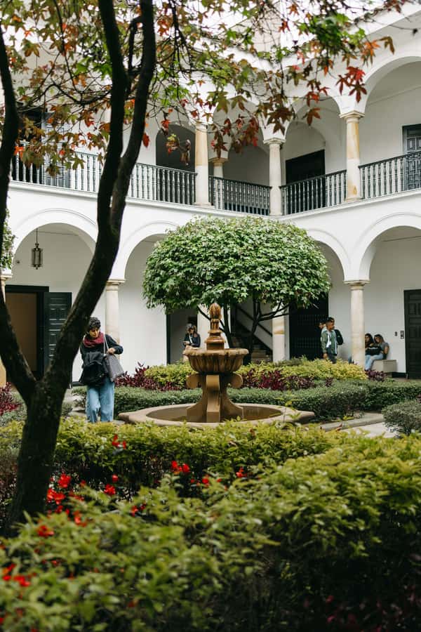Bogotá: Express Tour with Private Guide and Transportation - Guides make the short format work