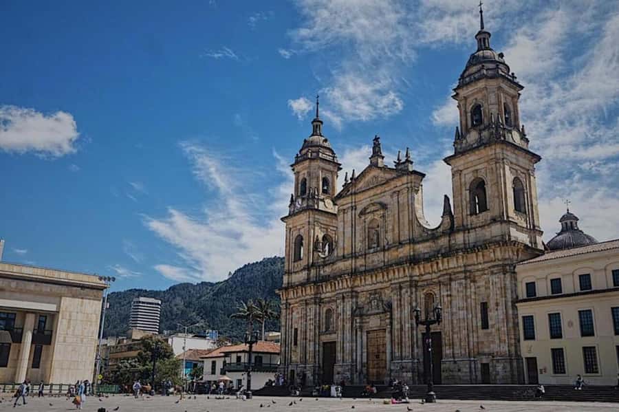 Bogotá: Guided La Candelaria Walking Tour - Street art with a story behind the paint