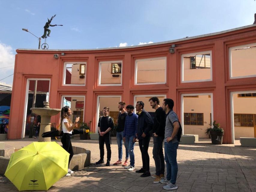 Bogotá: Guided La Candelaria Walking Tour - La Concordia market and Colombian fruit tasting