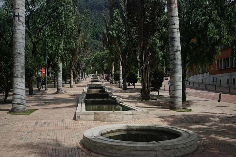Bogotá: Guided La Candelaria Walking Tour - Bolívar Square and Colombia’s complicated past