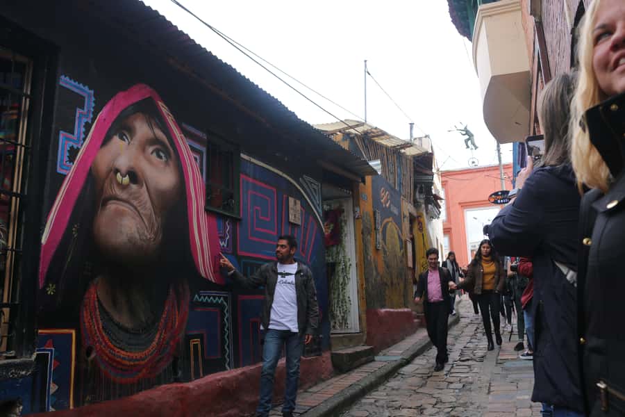 Bogotá: Guided La Candelaria Walking Tour - The Gold Museum area and possible extra stops