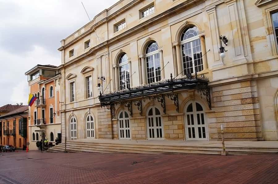 Bogota : Must-See Sites Walking Tour With a Guide - Chicha in a traditional bar