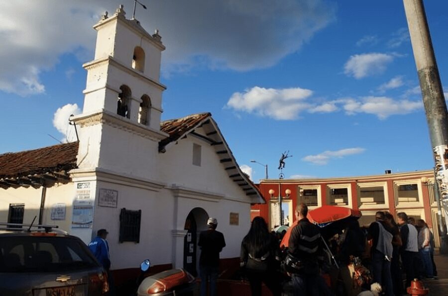 Bogota : Must-See Sites Walking Tour With a Guide - Guide quality and language choices