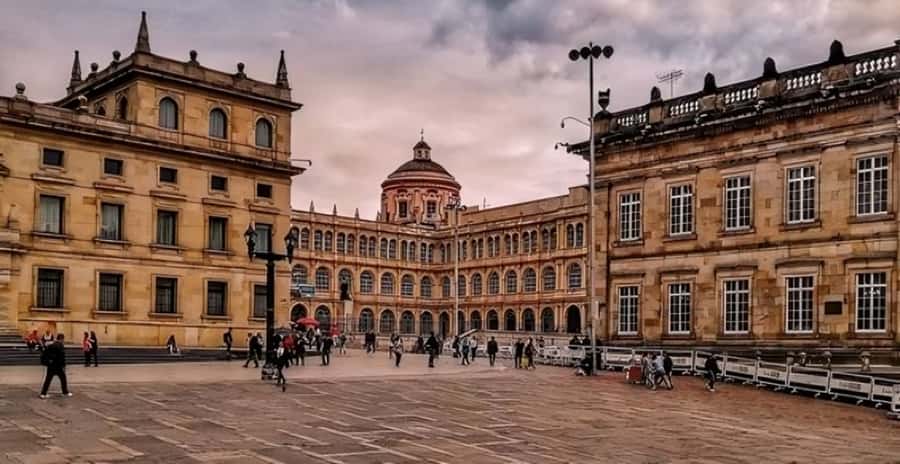 Bogota : Must-See Sites Walking Tour With a Guide - Old streets, colonial buildings, and modern street art