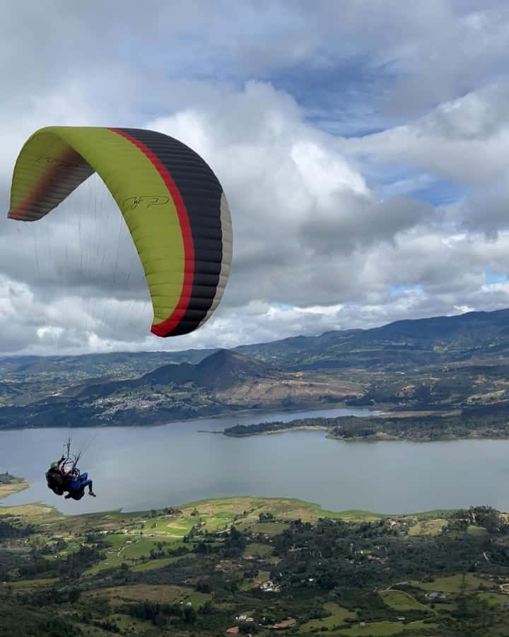 Bogota: Paragliding activity in La Calera with transfers - From Bogotá to the hills above Tominé Reservoir