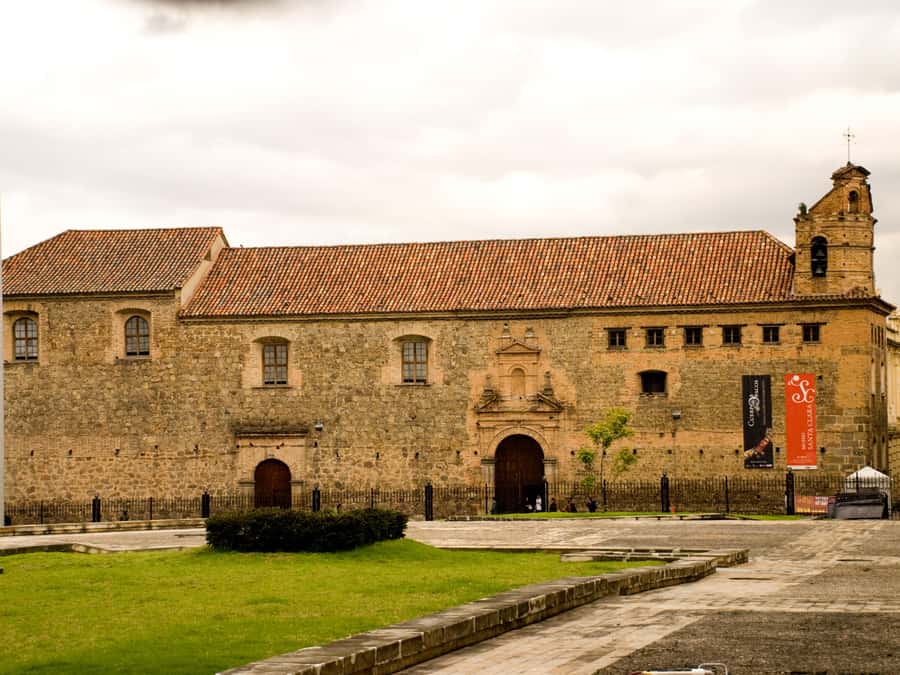 Bogotá: Private Candelaria Walking Tour with Gold Museum - Timing, meeting details, and what to bring
