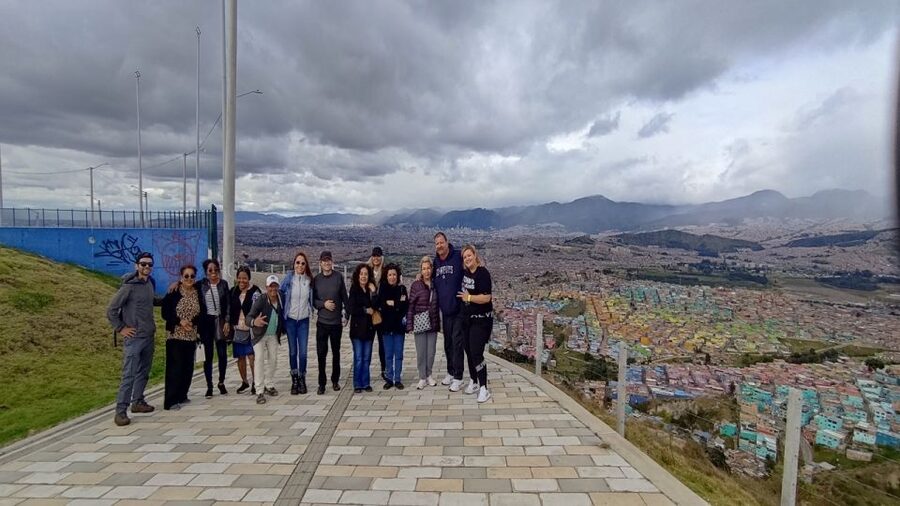 Bogotá´s Barrios: El Paraíso Favela Tour with Cable Car - Walking through painted streets and narrow boulevards