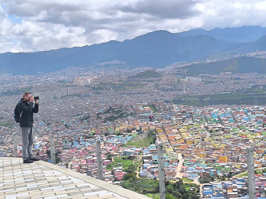 Bogotá´s Barrios: El Paraíso Favela Tour with Cable Car - Returning by cable car and handling safety