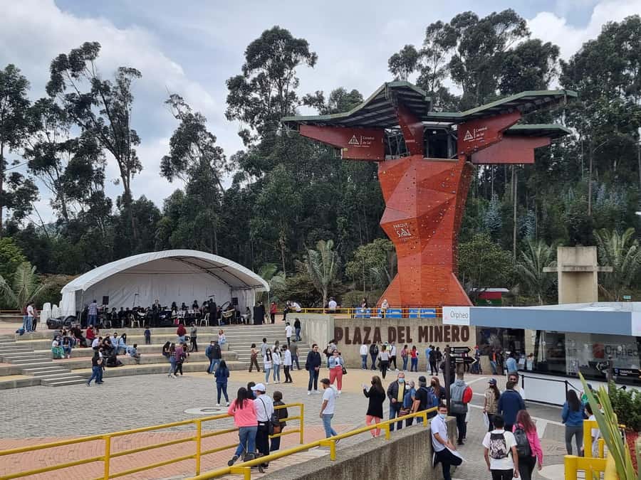 Bogotá: Salt Cathedral & Lake Guatavitá Tour with Lunch - Lunch with a taste of Colombia