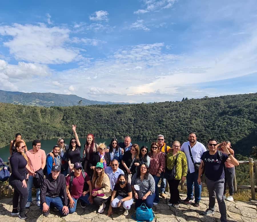Bogotá: Salt Cathedral & Lake Guatavitá Tour with Lunch - Guides, drivers, and the private format