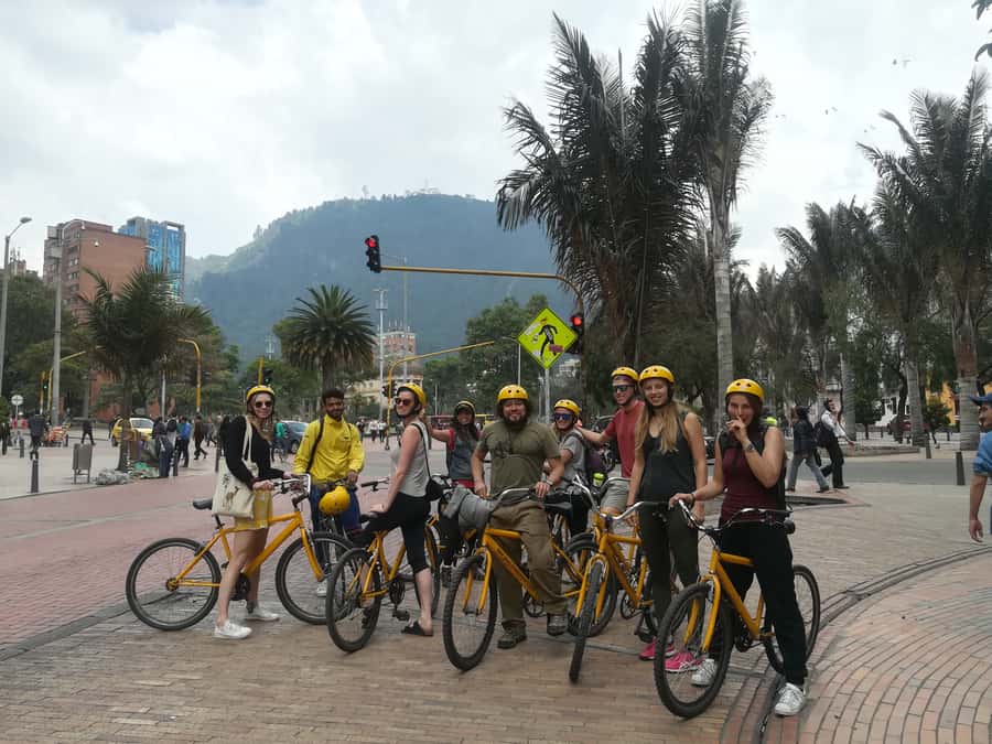 Bogotá: Shared Bike Tour - National Park: trees, water, and public life