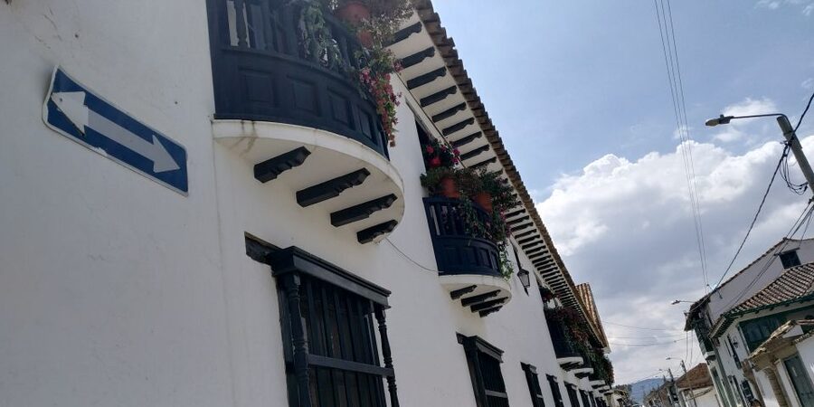 Bogotá: Villa de Leyva Full-Day Tour with Meals - Ráquira, pottery, and the Terracotta House