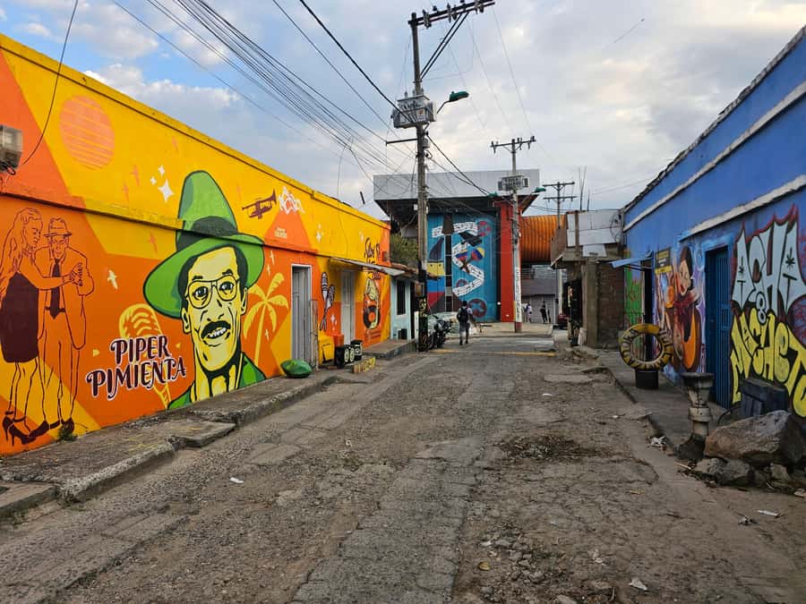 Cali: Comuna 20 Siloé Street Art Tour - Trying local food along the way