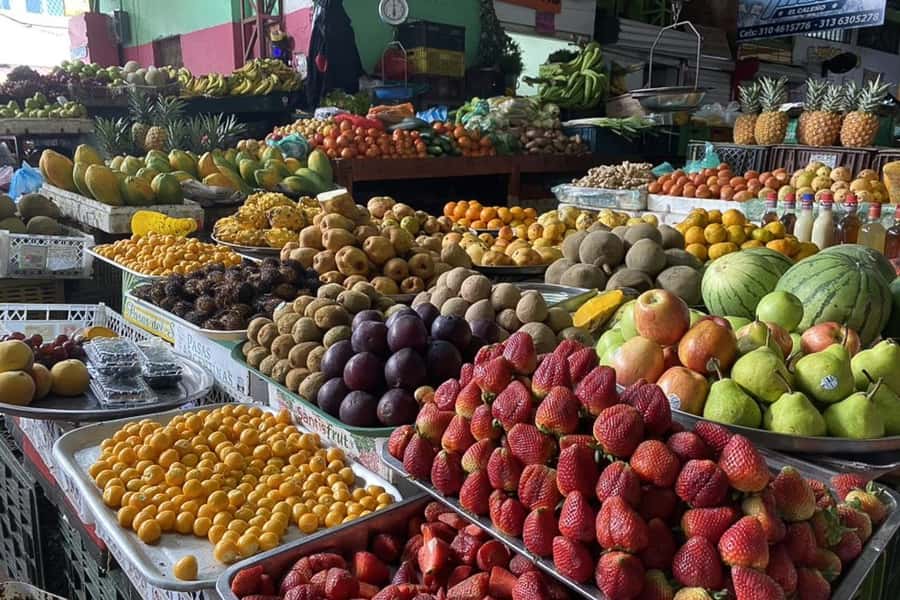 Cali: Fruit Market Walking Tour with Tastings - From Miraflores streets to the market square