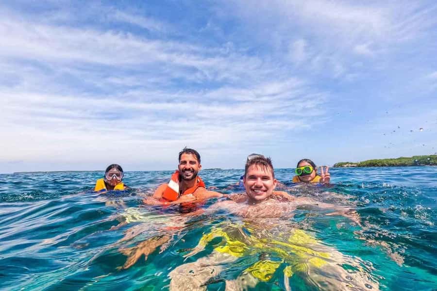 Cartagena: 5 Rosario Islands, Full party with drinks, Snorkeling and lunch - The return route and the final swimming stop