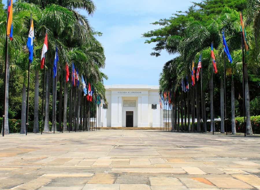 Cartagena: Barranquilla and Santa Marta BILINGUAL GUIDE - Santa Marta Bay and the old city