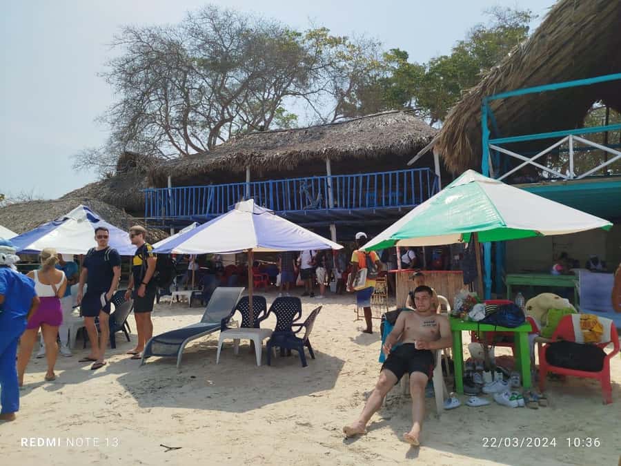 Cartagena: BARÚ Playa blanca with SNORKELING INCLUDED - What the guide support adds to the day