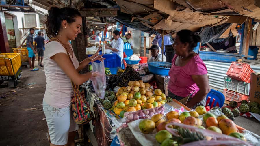 Cartagena Bazurto Market: Authentic Food & Culture Tour - Meeting vendors and seeing everyday craft