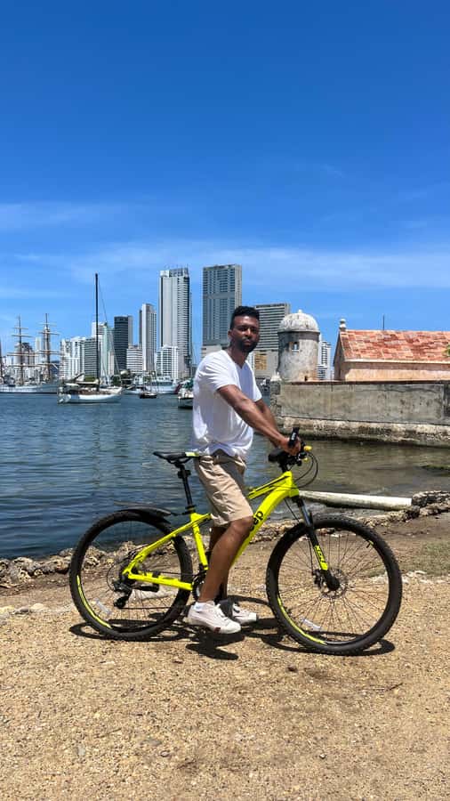 CARTAGENA: BIKE RIDE WITH LUNCH AT BOURDAIN'S FAVORITE SPOT - Bazurto Market and the Bourdain connection