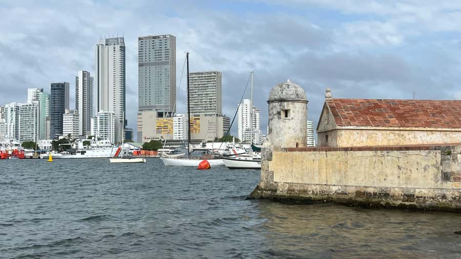 CARTAGENA: BIKE RIDE WITH LUNCH AT BOURDAIN'S FAVORITE SPOT - Cartagena Bay and the San Sebastián fort view