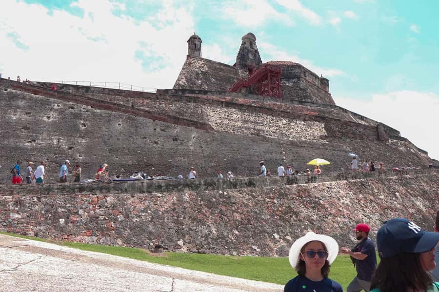 Cartagena: BILINGUAL CITY TOUR San Felipe Castle & Old city - India Catalina and the Botas Viejas photo stop