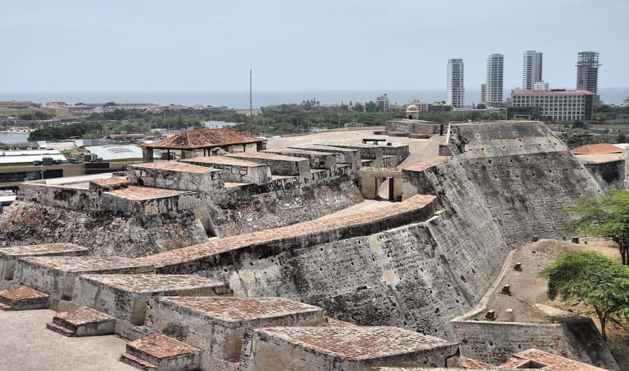 Cartagena: BILINGUAL CITYTOUR + SAN FELIPE CASTLE & Old city - India Catalina and the famous Old Shoes