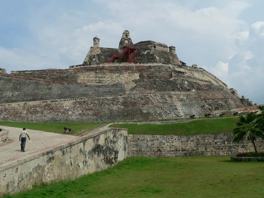 Cartagena: BILINGUAL CITYTOUR + SAN FELIPE CASTLE & Old city - Entering San Felipe Castle in about 45 minutes
