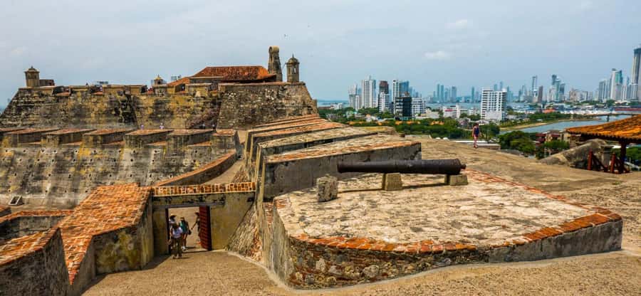 Cartagena: BILINGUAL CITYTOUR + SAN FELIPE CASTLE & Old city - A short walk through Cartagena’s walled center