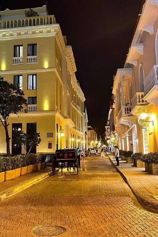 Cartagena: COLLONIAL HORSE DRAWN CARRIAGE by THE OLD CITY - A guide-led ride with useful photo support