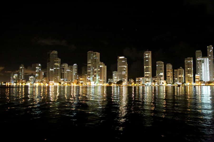 Cartagena: Cruise by the Bay with Dinner and Wine - Bocagrande and the lighthouse from the water