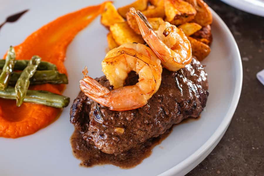 Cartagena: Cruise by the Bay with Dinner and Wine - Castillogrande and the polished waterfront