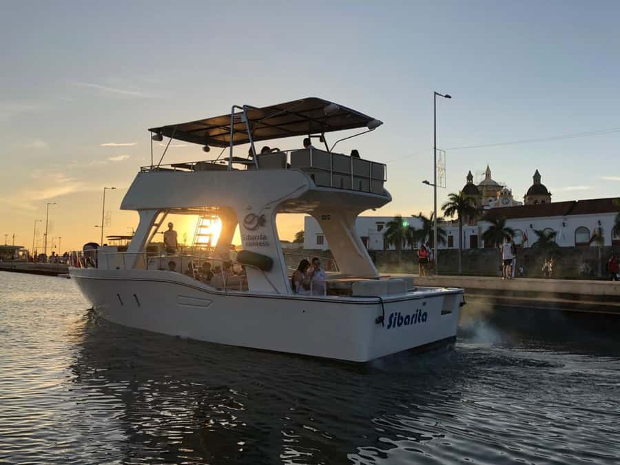 Cartagena: Cruise by the Bay with Dinner and Wine - Boarding at La Bodeguita at 6:30 PM