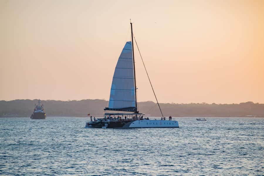Cartagena de Indias: 2-Hour Sunset Cruise - Sailing between Manga and Bocagrande