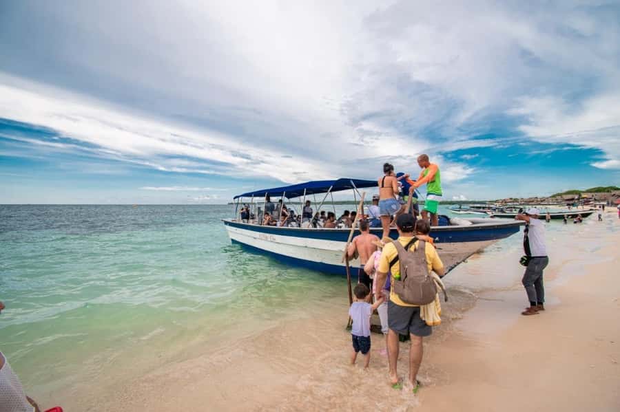 Cartagena de Indias: Pasadia 5 Islas del rosario and Baru boat trip - Food, drinks, and extra charges