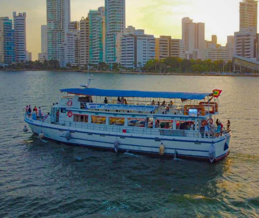 Cartagena de Indias: Sunset Cruise Open Bar with Dance Show - One hour for the sunset and skyline