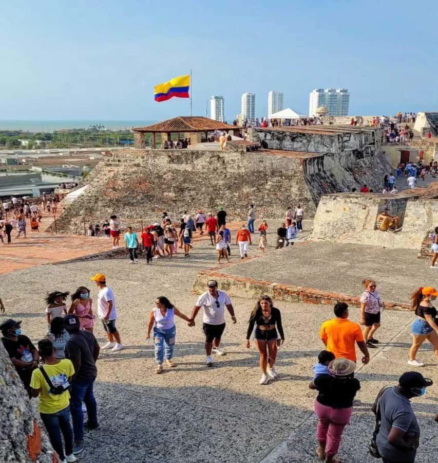 Cartagena: Explore with a city tour aboard a typical "chiva". - Heat, rain, and the practical side of riding