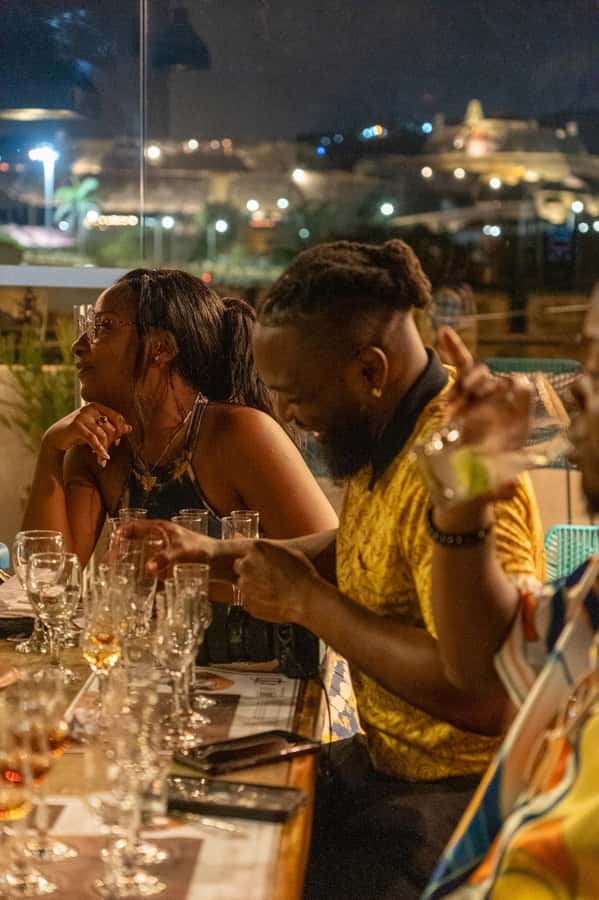 Cartagena: Express Rum and Chocolate Tasting Experience - What happens during the one-hour tasting