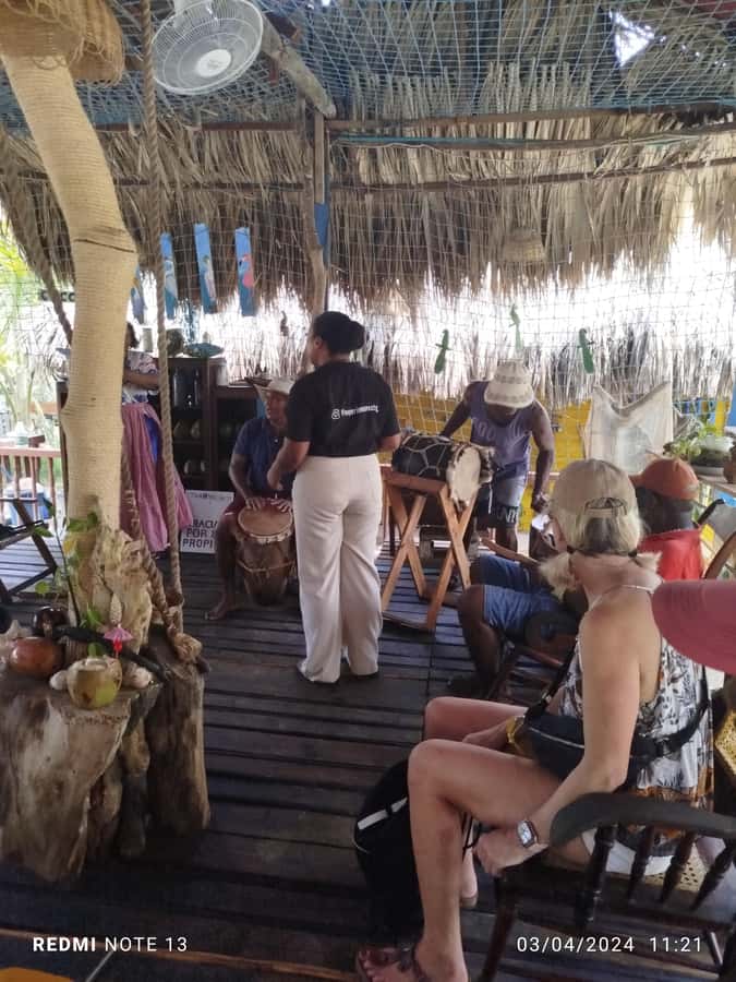 Cartagena: FISHERMEN'S ISLAND IN THE MANGROVES by canoe - The first 30 minutes on a traditional canoe