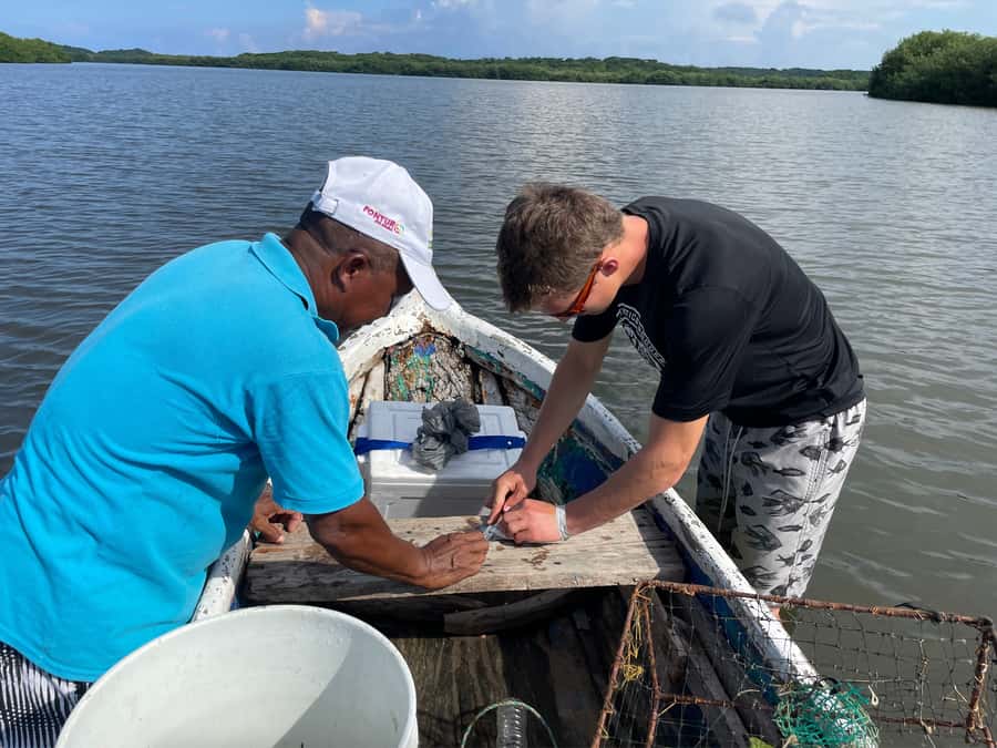 Cartagena Fishing, Crabbing, Birdwatching Experience + Lunch - A beachfront lunch that completes the morning