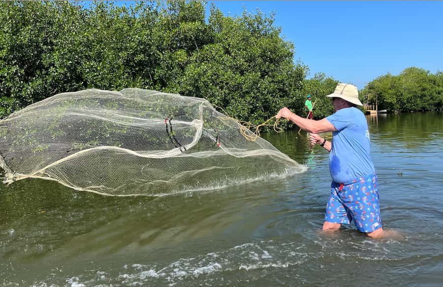 Cartagena Fishing, Crabbing, Birdwatching Experience + Lunch - Learning the fisherman’s craft