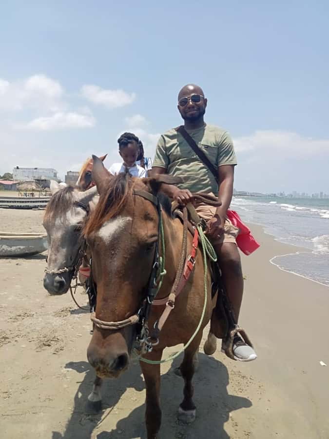 Cartagena: Horse Riding on the Beach with Photos and Lunch - Lunch, beers, and time at La Boquilla