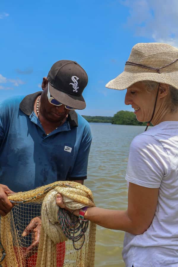 Cartagena: Mangrove Eco Tour & Fishing with Transportation - Casting a net with a local fisherman