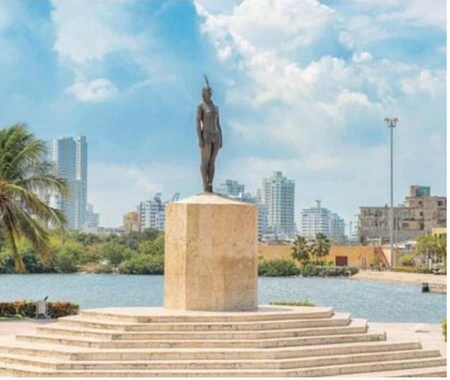 Cartagena: Panoramic City Tour, Monuments, Walls, Castle - Zapatos Viejos, Cartagena’s oversized photo stop