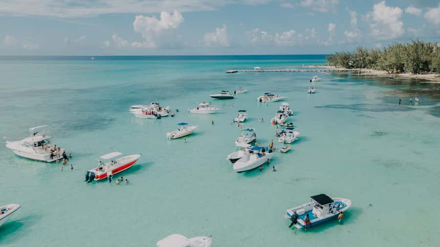 Cartagena: Party Boat to Cholon Beach with 2 Drinks & Lunch - Five hours at Cholon, with time to settle in