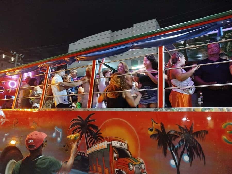 Cartagena: Party on a typical bus crossing the city - Starting the evening in Bocagrande and along the bay